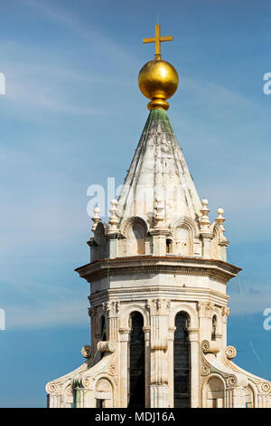 In der Nähe der Oberseite der Dom von Florenz Kuppel mit Laterne, gold Kugel, und vor blauem Himmel kreuz; Florenz, Toskana, Italien Stockfoto