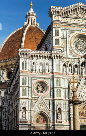 Reich verzierte und dekorative Fassade der Kathedrale von Florenz mit Kuppel und blauer Himmel; Florenz, Toskana, Italien Stockfoto