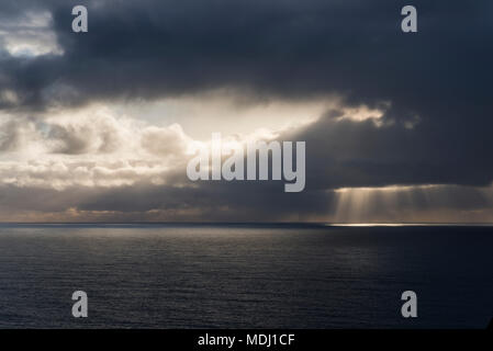 Sonnenlicht bricht durch die Wolken an der Küste von Oregon; Manzanita, Oregon, Vereinigte Staaten von Amerika Stockfoto