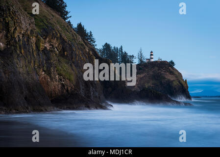 Surf wäscht die Abenddämmerung auf der Washington Coast; Fez, Washington, Vereinigte Staaten von Amerika Stockfoto