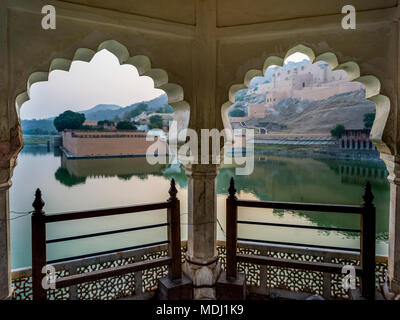 Maota See vor der Amer Fort gesehen durch scalloped Torbögen, Jaipur, Rajasthan, Indien Stockfoto