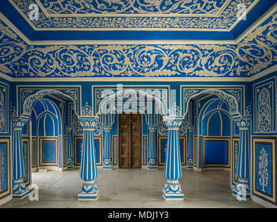 Kunstvolle Muster auf die Wände und Säulen in blau und weiß, City Palace, Maharaja Sawai Mansingh II.-Museum, Mubarak Mahal, Jaipur, Rajasthan, Indien Stockfoto