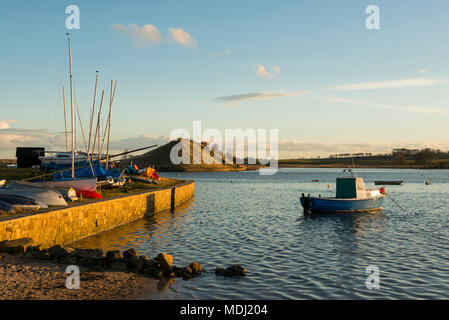 Boote im Hafen mit Blick auf den St. Cuthbert Kreuz auf einem Hügel an der Küste; Alnmouth, Northumberland, England Stockfoto