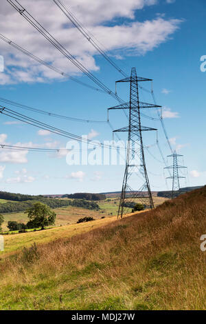 Strommasten in wunderschöner Landschaft und blauer Himmel mit Wolken, whispy England Stockfoto