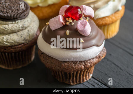 Schokolade und Marshmallows Cup Cake mit Sahnehäubchen eingerichtet Stockfoto