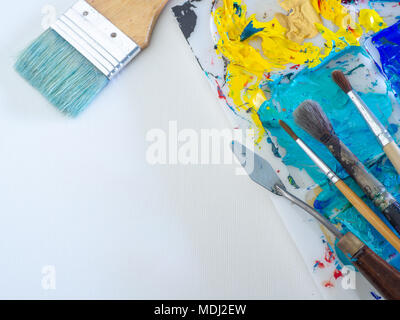 Acylic Farbe in der Palette, Pinsel, Spachtel auf Leinwand Hintergrund Stockfoto