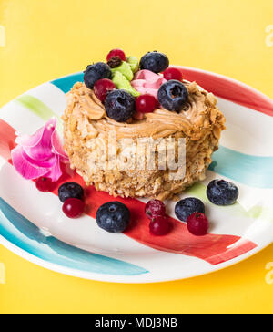 Obst Dessert kuchen in eine Platte auf gelbem Hintergrund Stockfoto