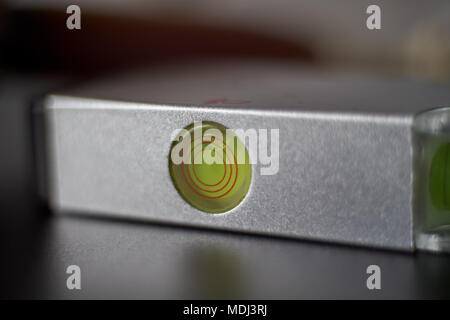 Nahaufnahme von Spirit Level Meter Werkzeug aus der Balance, Bewegung, selektive Fokussierung. Stockfoto