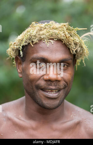 Tanna, Republik Vanuatu, 12. Juli 2014: Portrait eines einheimischen Mann mit traditionellen Kopfschmuck Stockfoto