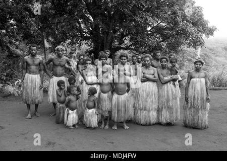 Tanna, Republik Vanuatu, 12. Juli 2014: Gruppenfoto der indigenen Bevölkerung nach der traditionelle Brauch Tanz Stockfoto