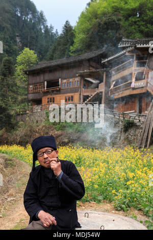 Langde, China - 27. März 2018: Miao Mann Rauchen einer Pfeife in Langde Miao Dorf, Provinz Guizhou, China Stockfoto