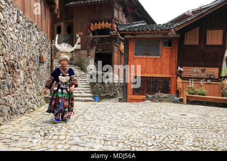 Langde, China - 27. März 2018: Miao Frau das Tragen der traditionellen Kleidung in Langde Miao Miao Dorf, Provinz Guizhou, China Stockfoto