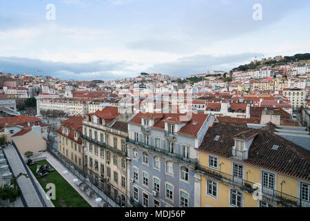 Panoramablick auf die Stadt vom Aufzug Santa Justa in Lissabon, Portugal Stockfoto