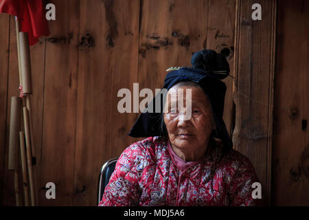 Langde, China - 27. März 2018: Die alte Frau in Langde Miao Miao Dorf, Provinz Guizhou, China Stockfoto