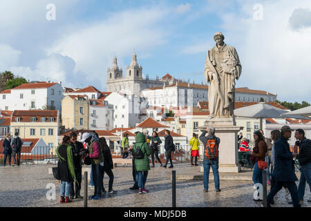 Die ST-Vincent Statue in Largo das Portas do Sol in Lissabon, Portugal Stockfoto