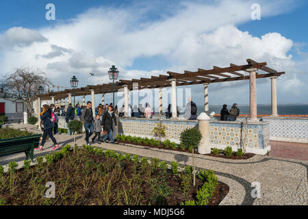 Touristen sehen Sie das Panorama von Miradouro Santa Luzia in Lissabon Stockfoto