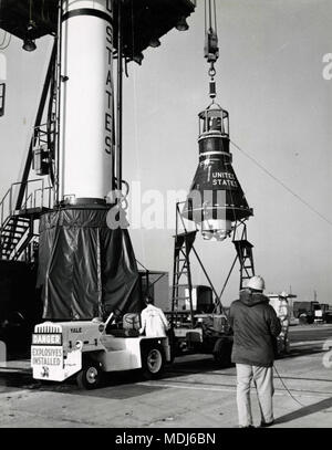 Installation der Raumkapsel Quecksilber mit Herrn Schinken Schimpansen an Bord auf Redstone Rakete, Cape Canaveral, USA 1961 Stockfoto