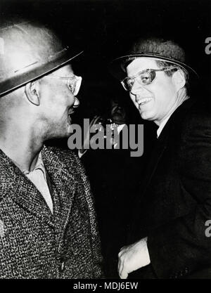 US-Präsident John F. Kennedy mit Helm und Schutzbrille in einem Stahlwerk, Indiana, USA 1960 Stockfoto