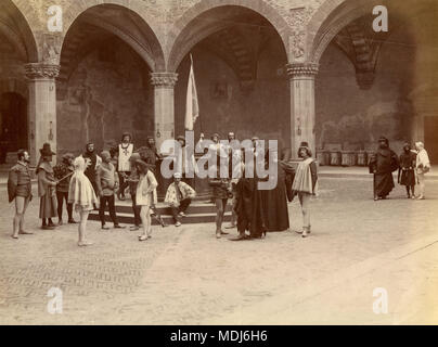 Menschen mit XIII Jahrhundert Kostüme im Palazzo del Podestà Innenhof, Florenz, Italien 1880 Stockfoto