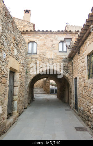 Malerische Dorf Peratallada im Herzen der Costa Brava. Baix Emporda, Katalonien, Spanien. Stockfoto