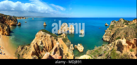 Ponta da Piedade (Gruppe von Felsformationen entlang der Küste von Lagos, Algarve, Portugal). Die Menschen sind nicht mehr wiederzuerkennen. Zwei Schüsse stitch Panorama. Stockfoto