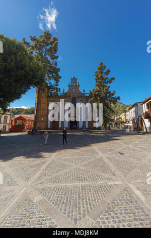 Moya, Spanien - 27. Februar 2018: Touristen, sonnigen Tag auf dem Platz vor der Basilika de Nuestra Señora del Pino. Stockfoto