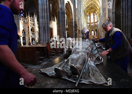 Statue des Hl. Vojtěch (Adalbert), Radim Gaudentius und Radla in St. Vitus Kathedrale in Prag Stockfoto