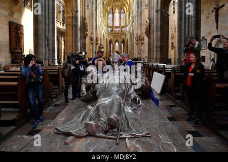 Statue des Hl. Vojtěch (Adalbert), Radim Gaudentius und Radla in St. Vitus Kathedrale in Prag Stockfoto