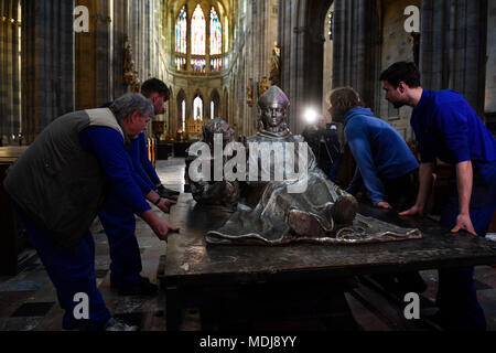 Statue des Hl. Vojtěch (Adalbert), Radim Gaudentius und Radla in St. Vitus Kathedrale in Prag Stockfoto