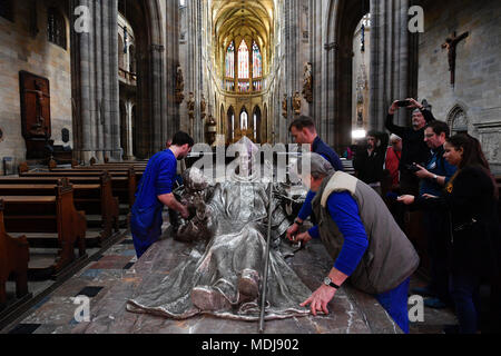 Statue des Hl. Vojtěch (Adalbert), Radim Gaudentius und Radla in St. Vitus Kathedrale in Prag Stockfoto
