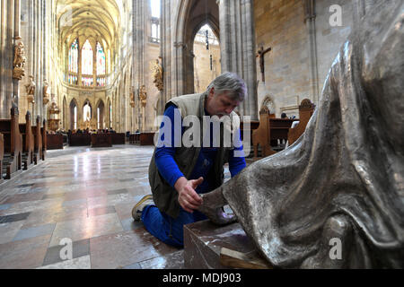 Statue des Hl. Vojtěch (Adalbert), Radim Gaudentius und Radla in St. Vitus Kathedrale in Prag Stockfoto