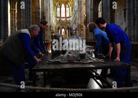 Statue des Hl. Vojtěch (Adalbert), Radim Gaudentius und Radla in St. Vitus Kathedrale in Prag Stockfoto