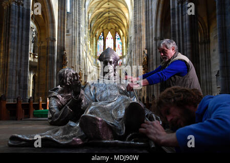 Statue des Hl. Vojtěch (Adalbert), Radim Gaudentius und Radla in St. Vitus Kathedrale in Prag Stockfoto