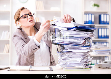 Geschäftsfrau sehr beschäftigt mit laufenden Schreibarbeit Stockfoto