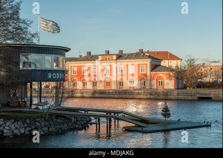 Norrköping waterfront Saltängen und Motala stream im Spätherbst. Norrköping ist eine historische Stadt in Schweden. Stockfoto