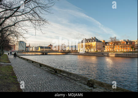 Norrköping waterfront Saltängen und Motala stream im Spätherbst. Norrköping ist eine historische Stadt in Schweden. Stockfoto