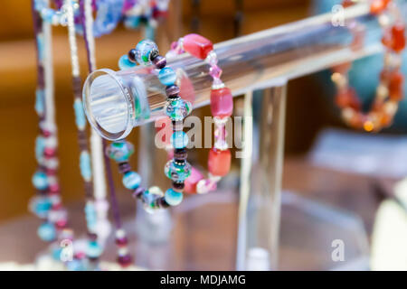 Neu abgeschlossen Armbänder im Display Rack Stockfoto