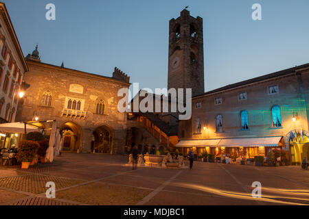 Alten Platz mit Brunnen und Turm in Bergamo Stockfoto