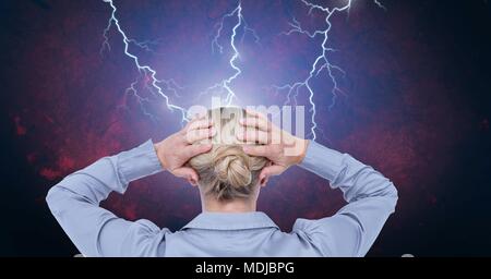 Blitzeinschläge und betonte Frau mit Kopfschmerzen holding Kopf Stockfoto