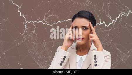 Blitzeinschläge und betonte Frau mit Kopfschmerzen holding Kopf Stockfoto