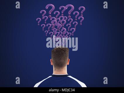 Mann mit blauen Fragezeichen auftauchen von Kopf Stockfoto