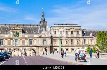 Pont du Carrousel und Tunnel Eingang zum Place du Carrousel neben Musée du Louvre, Paris, Frankreich Stockfoto