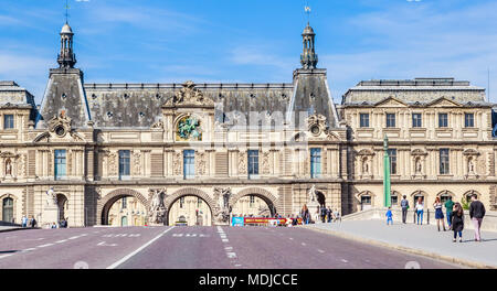 Pont du Carrousel und Tunnel Eingang zum Place du Carrousel neben Musée du Louvre, Paris, Frankreich Stockfoto