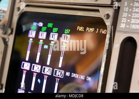 Kraftstoffpumpe defekt Warnung auf dem EICAS im Cockpit einer Boeing 747-400 Stockfoto