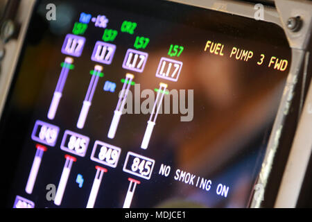 Warnhinweis zum Ausfall der Kraftstoffpumpe auf dem EICAS auf dem Flugdeck einer modernen Boeing 747-400 Stockfoto