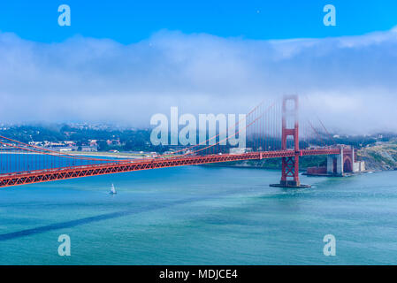 Golden Gate Bridge mit Blick auf die Skyline von San Francisco im Hintergrund an einem schönen sonnigen Tag mit blauen Himmel und Wolken im Sommer - Panorama fr Stockfoto