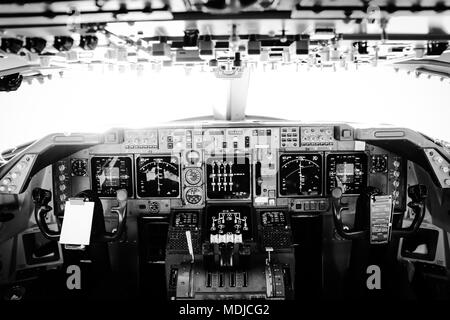 Schwarz-Weiß-Fotografie vom Flugdeck eines Jumbo-Jet im Flug Stockfoto