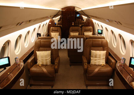 Luxus Passagierkabine eines Falcon 2000 Private Jet Stockfoto