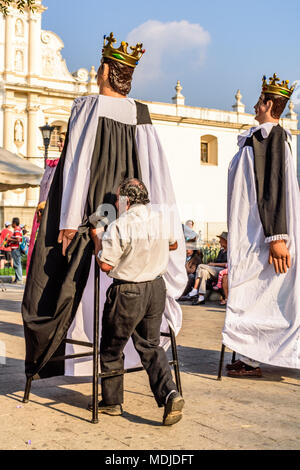 Antigua, Guatemala - 9. März 2018: Mann erhält in traditionellen Riesen Volkstanz Marionette namens Gigante vor der Kathedrale in Central Plaza Stockfoto