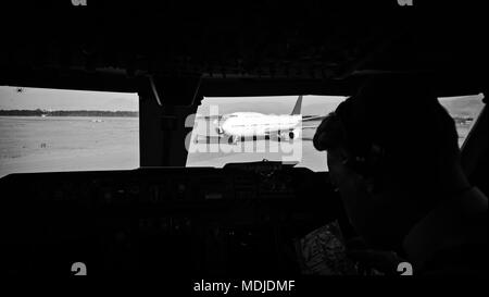 Eine Boeing 747-400 verwendet für die Hadsch und Umrah Flüge in Algier. Aus dem Cockpit eines anderen Hajj/Umrah-747 gesehen. Stockfoto